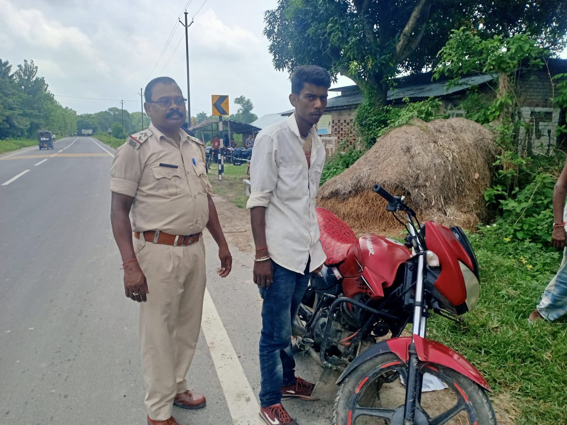 14 लीटर शराब के साथ तस्कर गिरफ्तार, बाइक जब्त