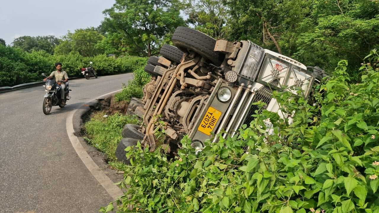 अनियंत्रित होकर ट्रक पलटा, चालक-खलासी घायल