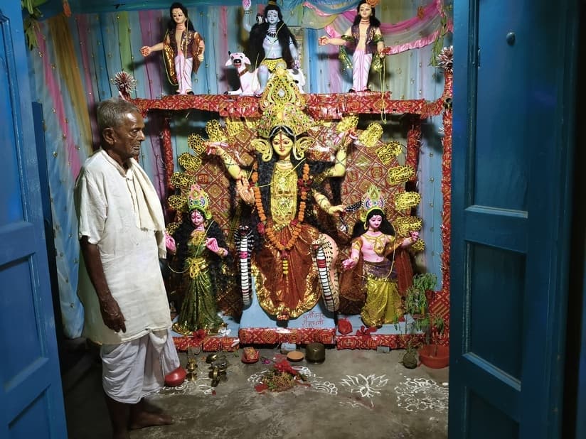 लौहंडिया बाजार में मां मनसा की हुई पूजा-अर्चना