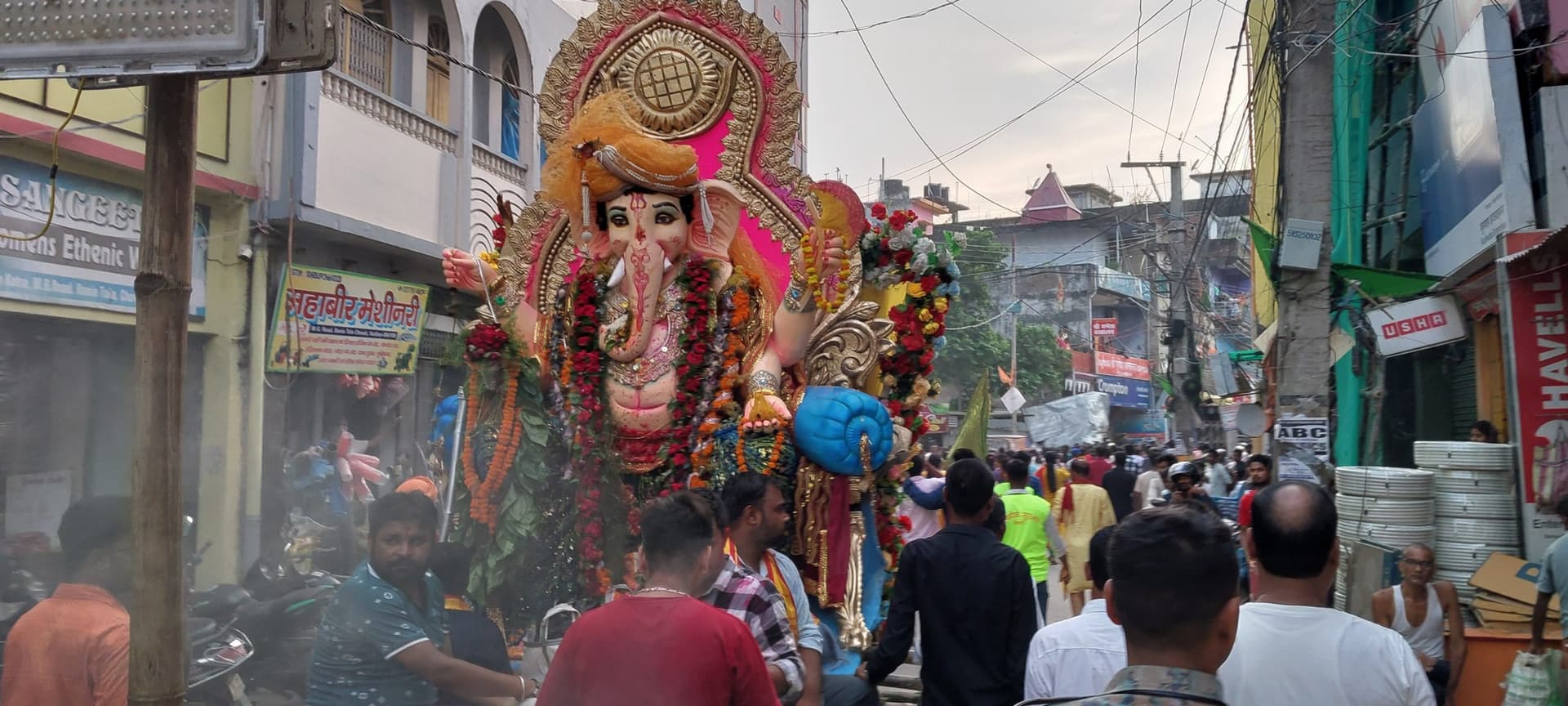 गणपति मोरया के नारों से गुंजयमान हुआ शहर