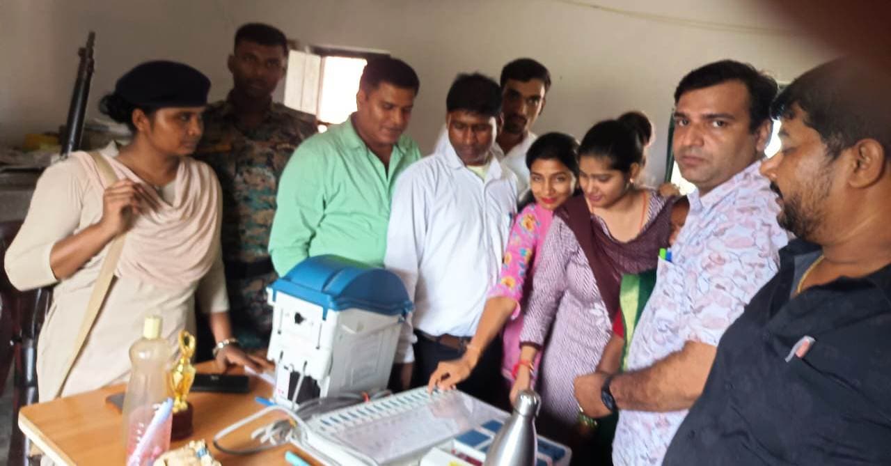 इवीएम व वीवीपैट की कार्यप्रणाली से अवगत हुए लोग