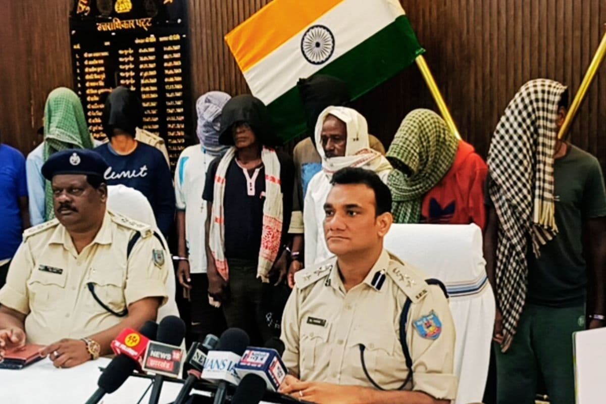 सिमडेगा पुलिस ने ऑपरेशन रेड हंट चलाकर 10 वारंटियों को किया गिरफ्तार