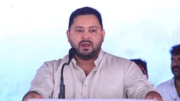 Voter Adhikar Yatra: ये बिहार है, यहां खैनी के साथ चूना रगड़ दिया जाता है, लालू के अंदाज में दिखे तेजस्वी