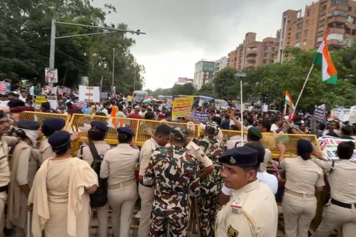 Patna Student Protest regarding TRE-4 police stopped them by barricading near JP Golambar
