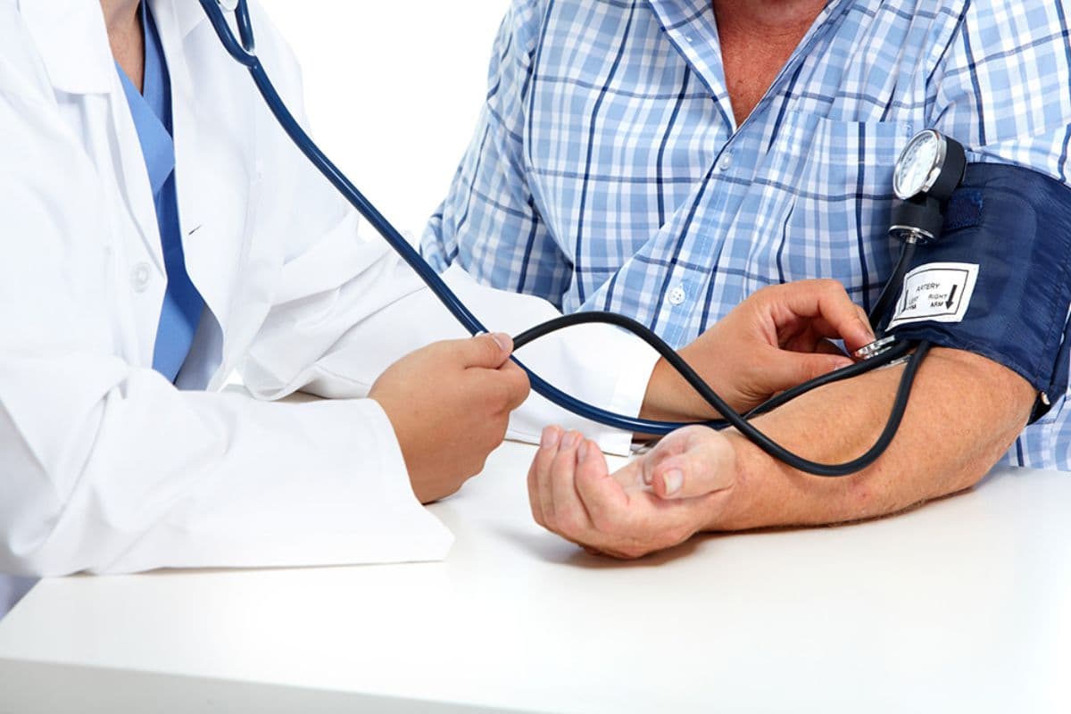 Tips To Control BP: दवाइयों से नहीं, खुद की इन आदतों से कंट्रोल करें ब्लड प्रेशर