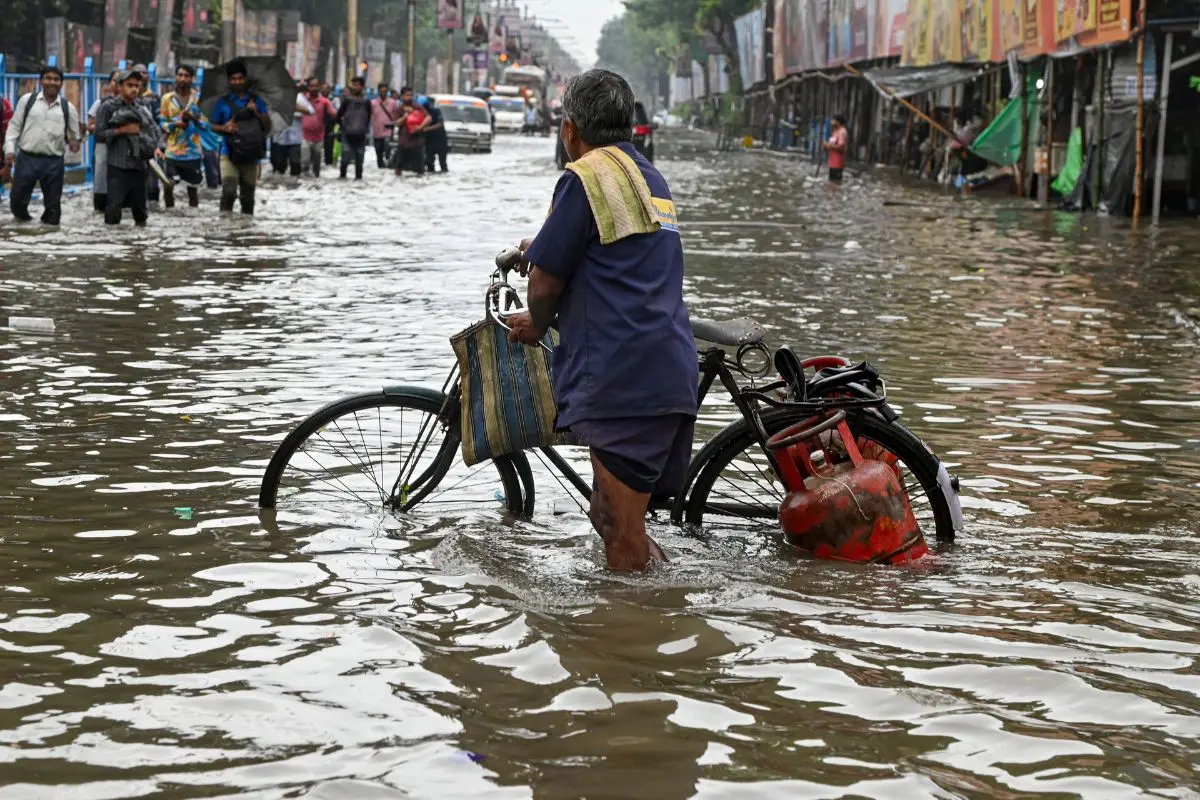 delivery-man-carrying-LPG-cylinders