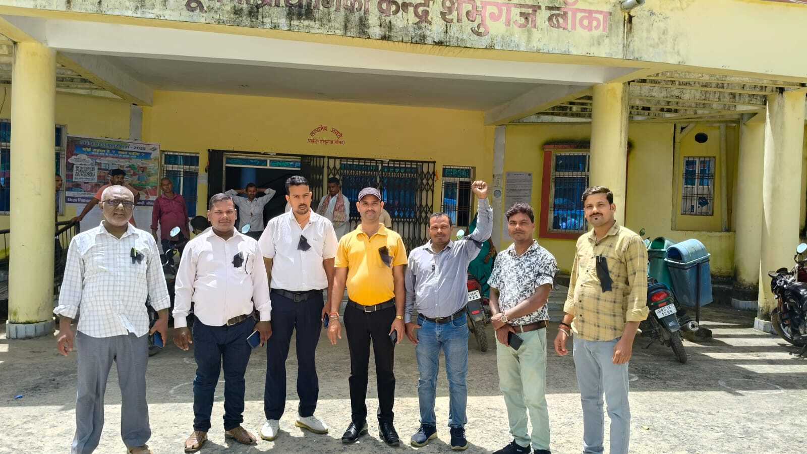 कार्यपालक सहायक ने काला बिल्ला लगाकर किया कार्य