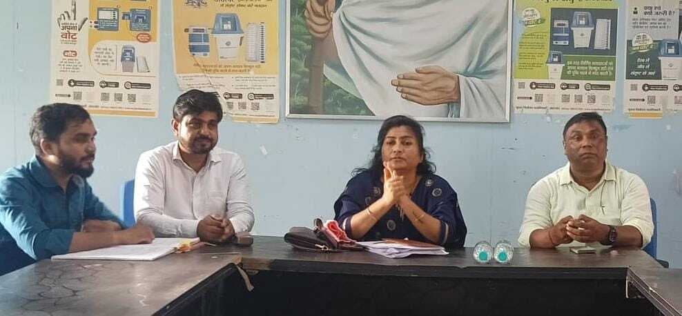 करौं में पीडीएस दुकानदारों के साथ डीएसओ ने की बैठक