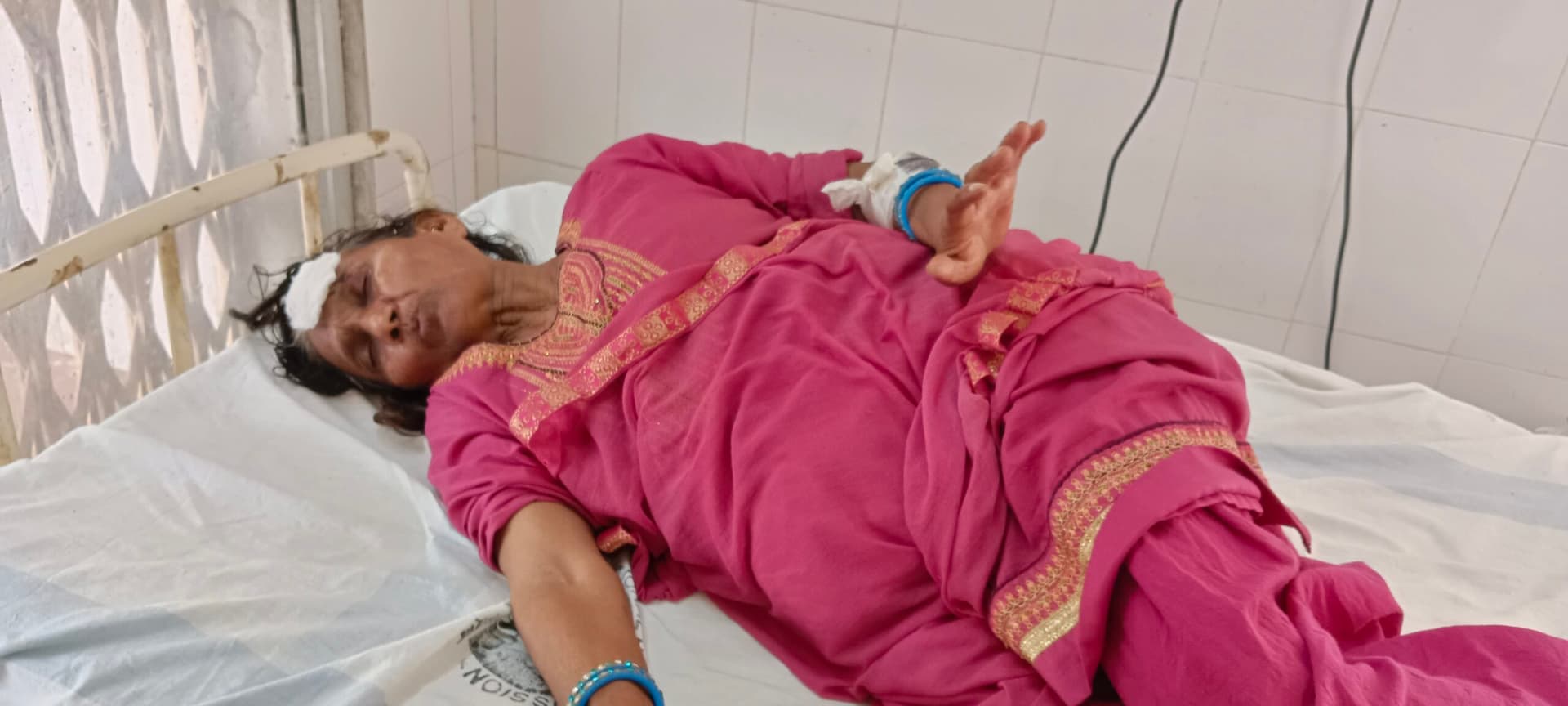 जमीन विवाद में महिला को पीटा, जख्मी