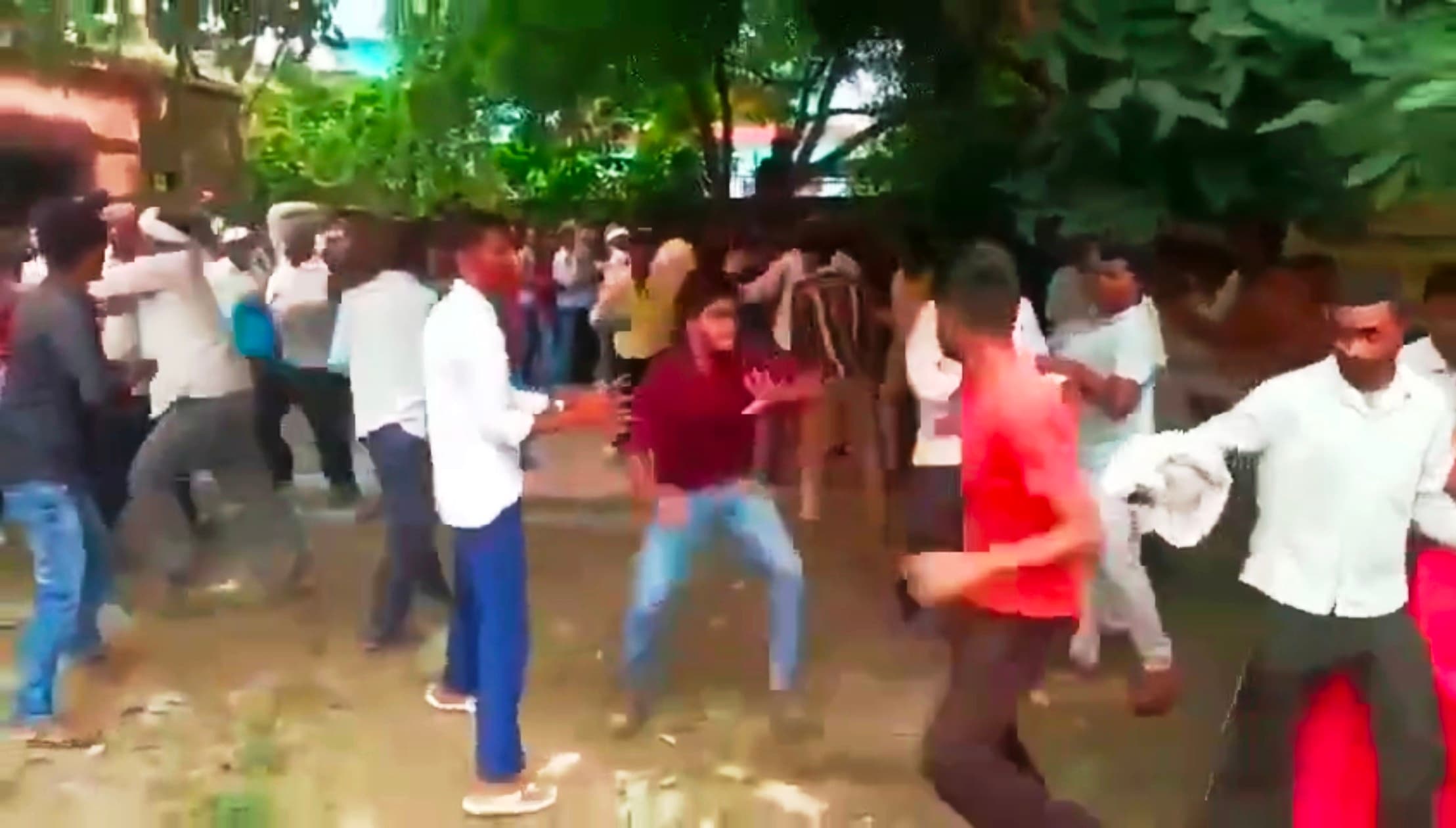 बिस्कोमान में खाद के लिए भिड़े किसान, जमकर चले लात-घूंसे