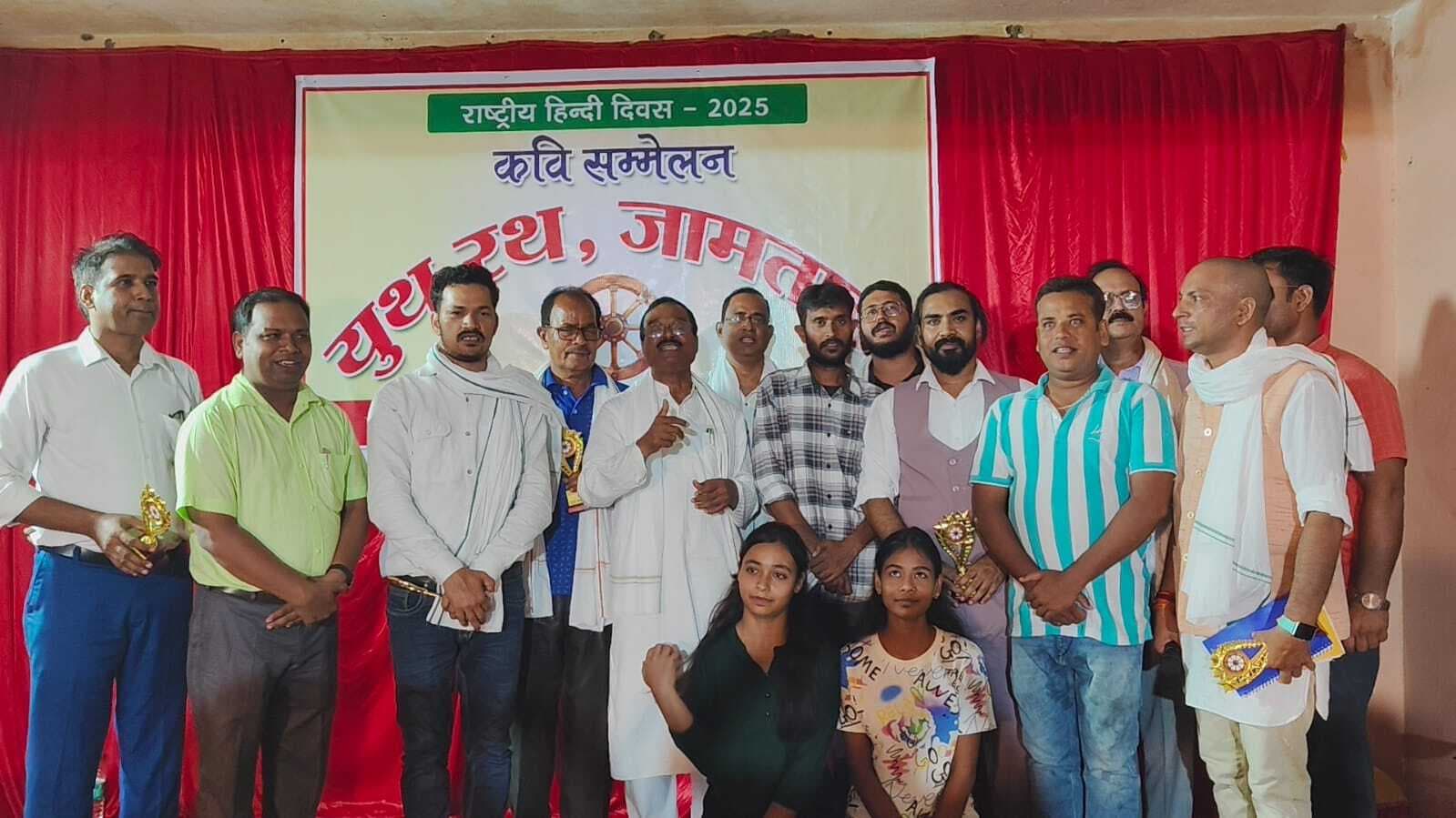 कवियों ने अपनी रचनाएं प्रस्तुत कर लोगों का मन मोहा