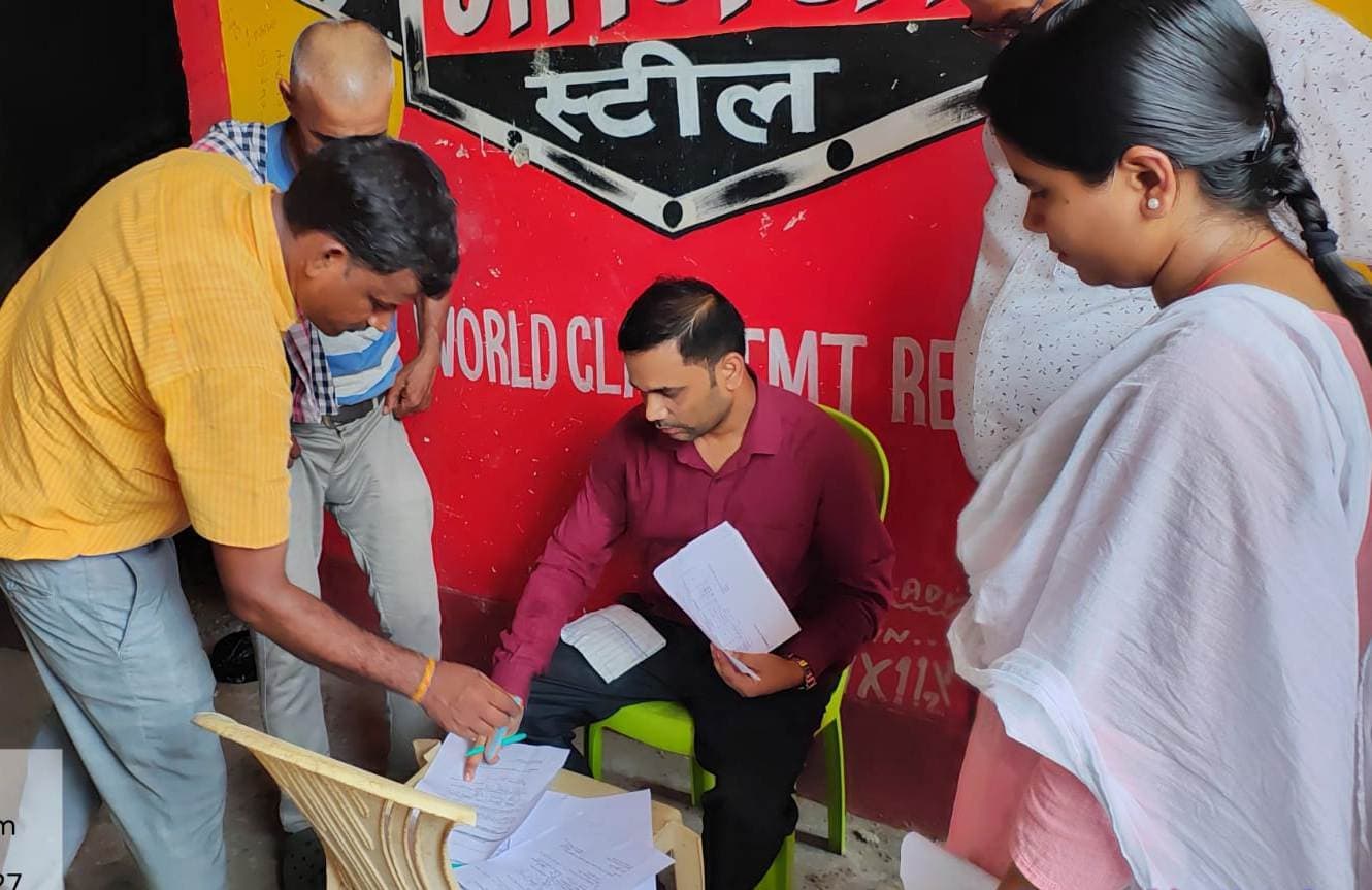 दो खाद दुकानों में छापेमारी, एक सील, तो दूसरे का लाइसेंस रद्द