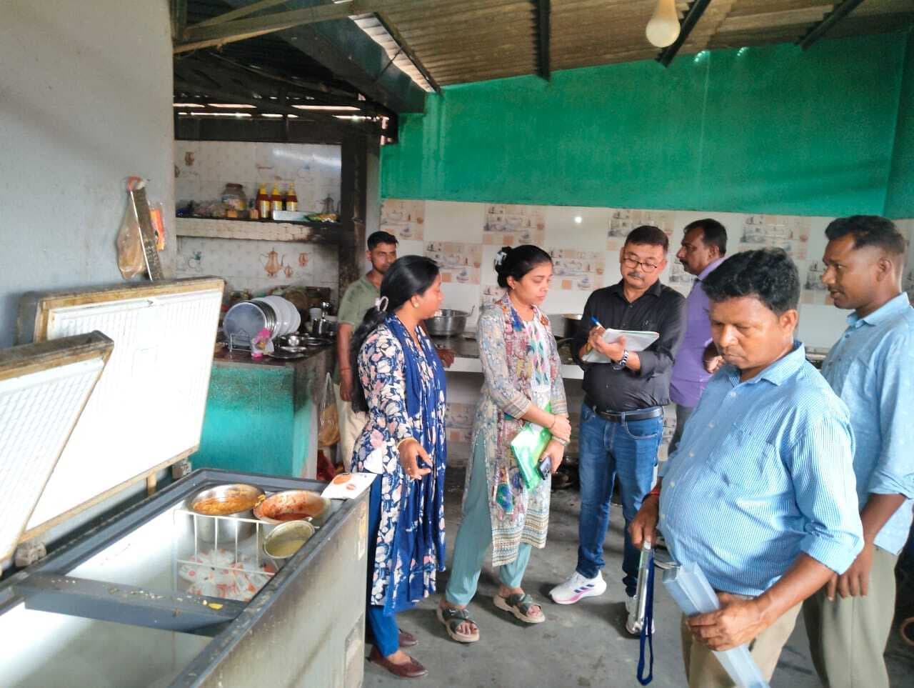 दो मिठाई दुकानों में खराब गुणवत्ता का मिला तेल, कराया नष्ट