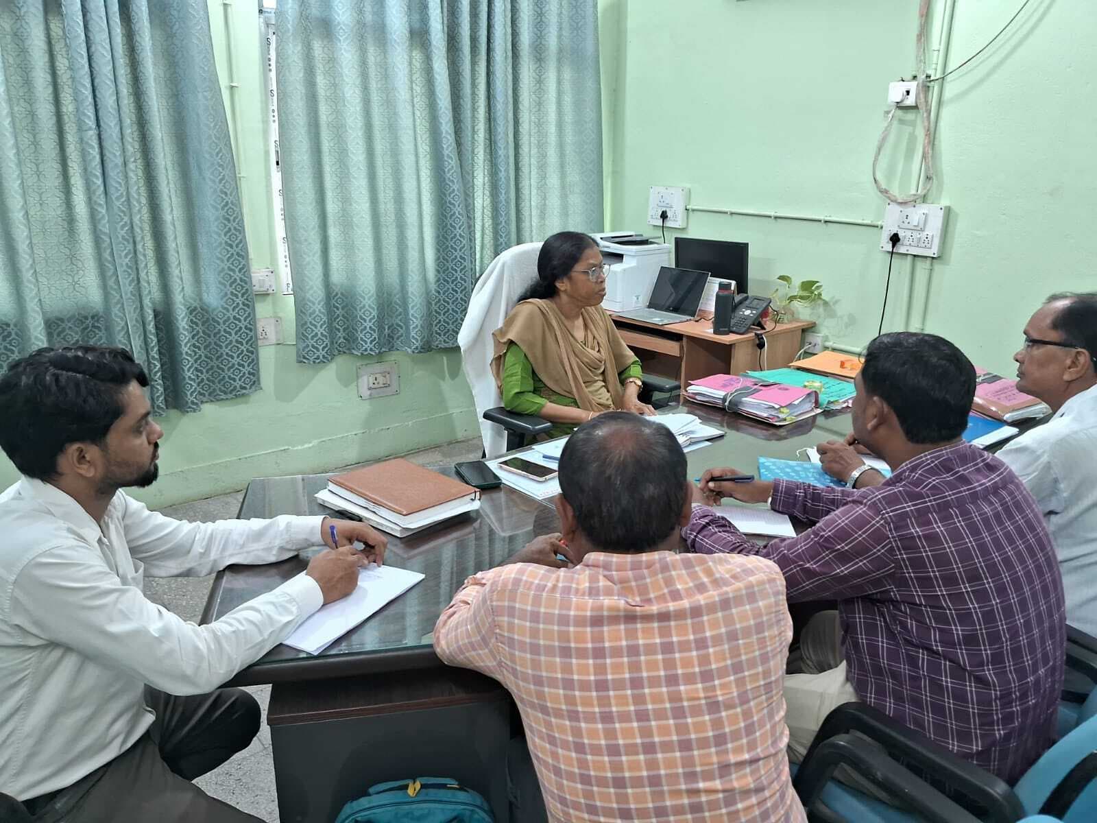 जिले में उपलब्ध जंगल, झाड़ी भूमि की अद्यतन विवरण करायें उपलब्ध – एसी