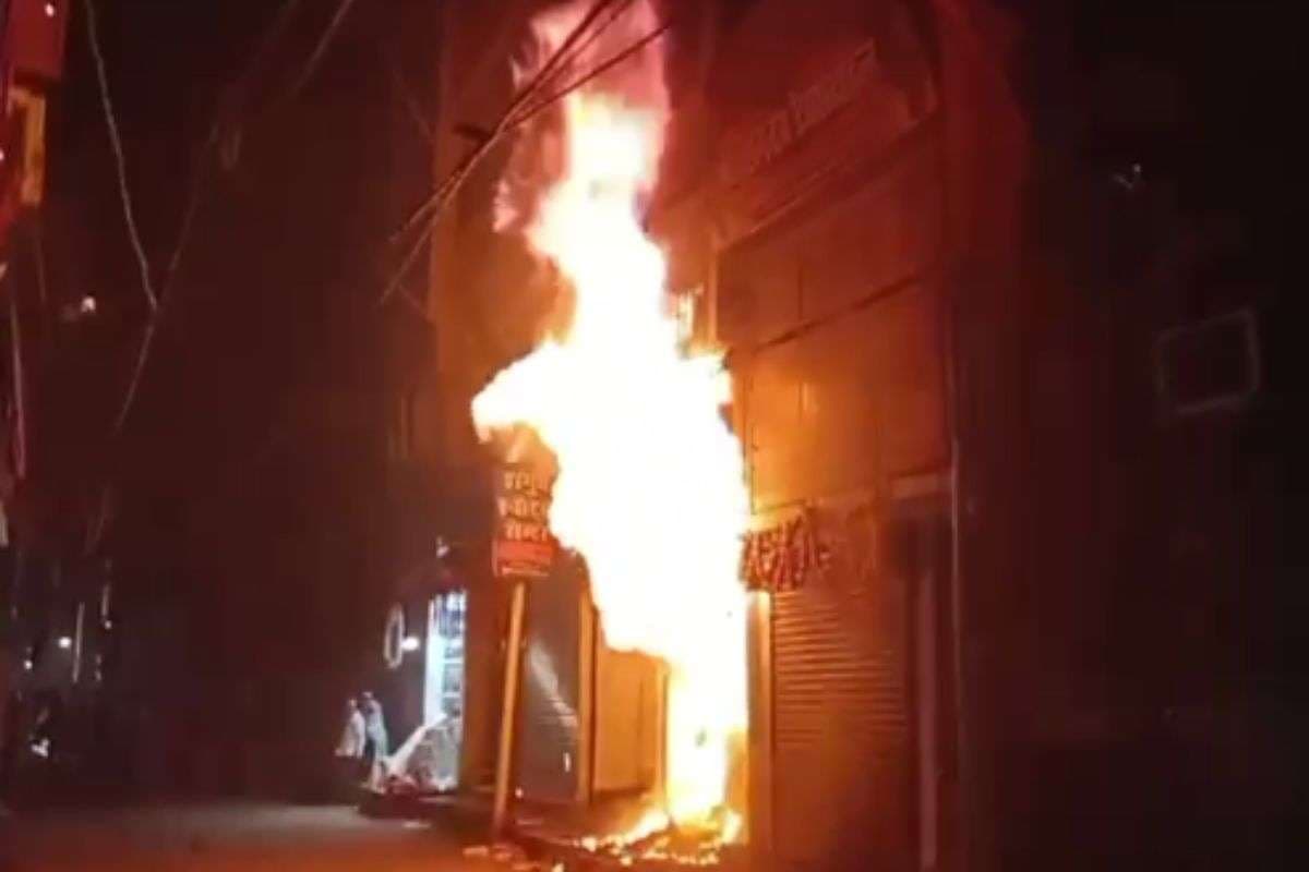 Bihar News: बिहार में विस्फोट के बाद दुकान में भयावह आग, जलकर राख हुआ 50 लाख का सामान