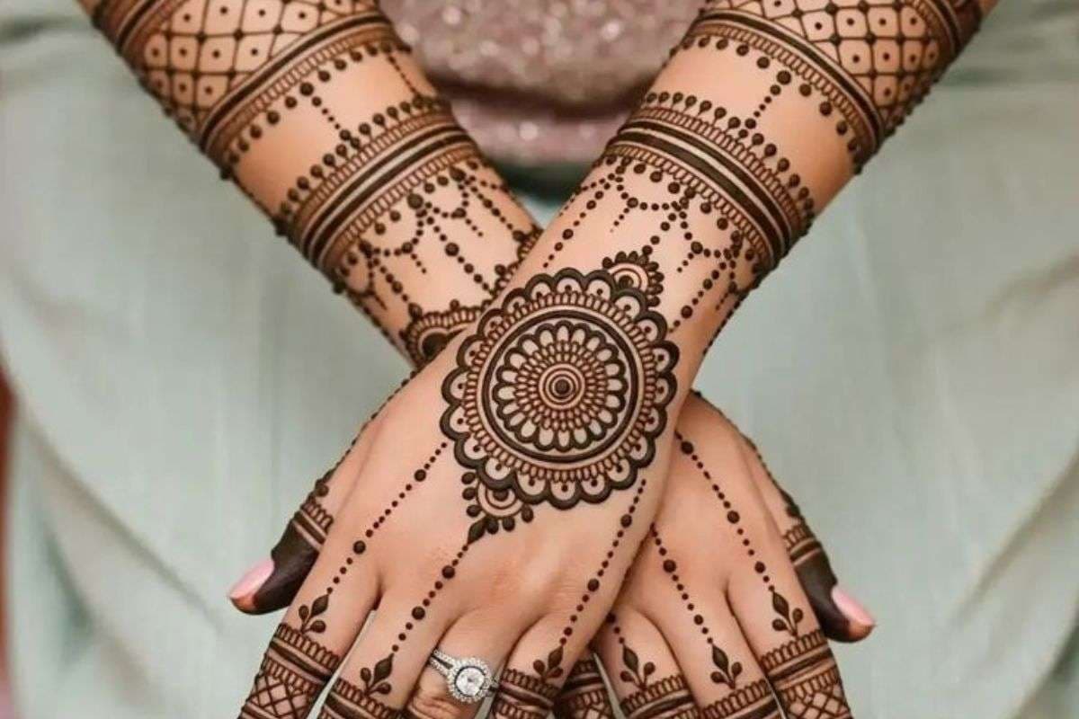 Easy Arabic Mehndi Designs for Karwa Chauth 2025: सिर्फ 15 मिनट में लगाएं ये अरबी पैटर्न और पाएं रॉयल करवा चौथ लुक