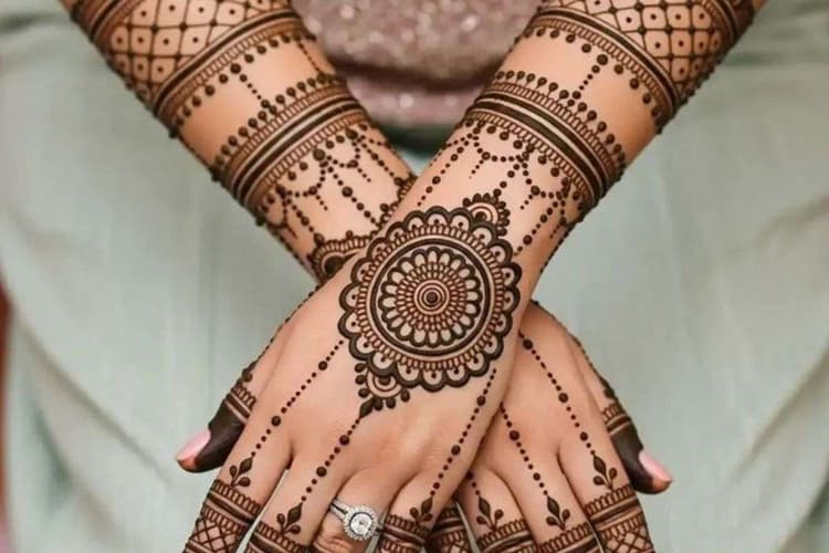 Easy Arabic Mehndi Designs for Karwa Chauth 2025: सिर्फ 15 मिनट में लगाएं ये अरबी पैटर्न और पाएं रॉयल करवा चौथ लुक