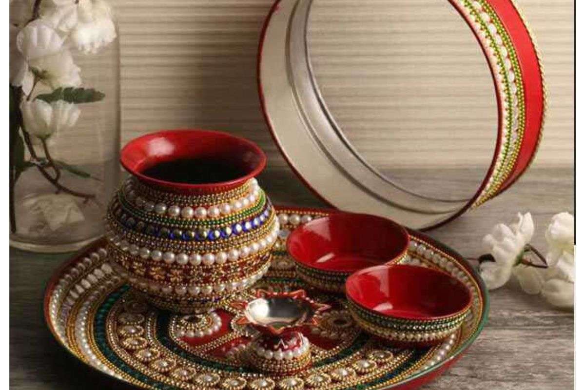 Karwa Chauth 2025: करवा चौथ की पूजा के बाद इस्तेमाल किए गए करवा और छलनी का क्या करें?