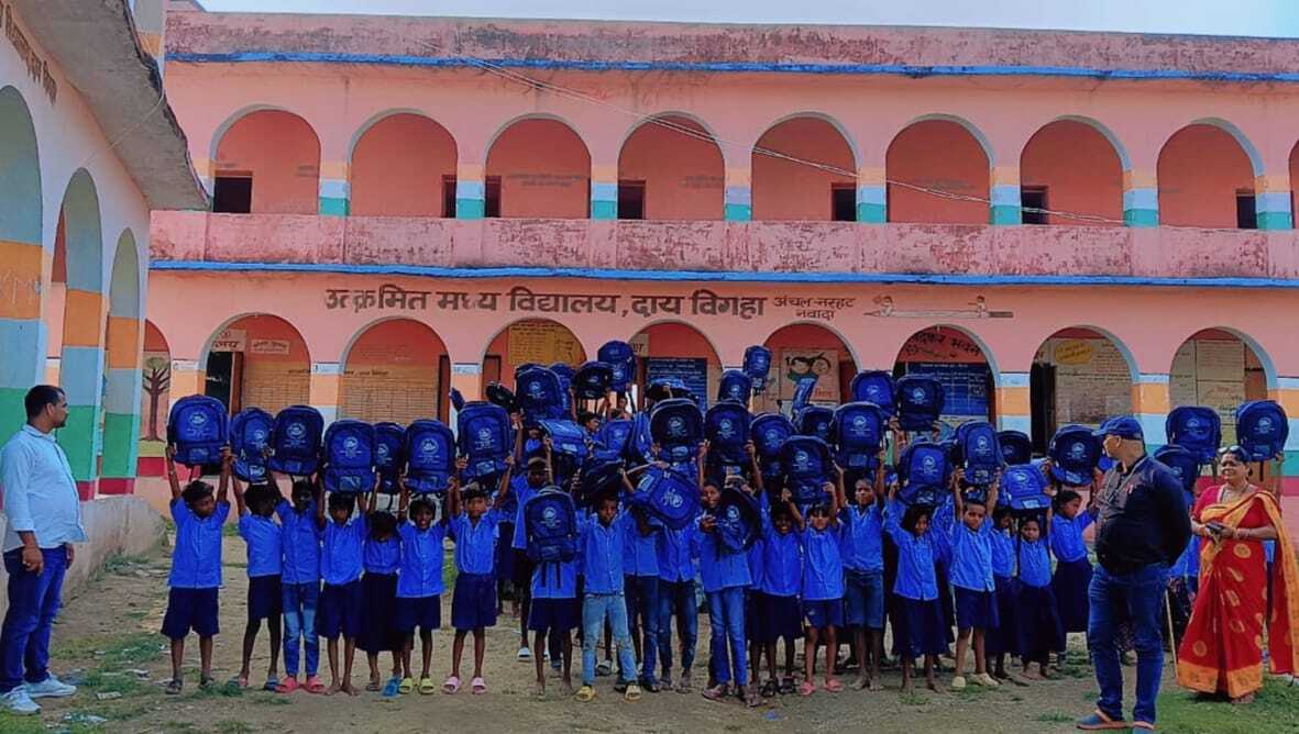 स्कूली बच्चों के बीच बैग का वितरण