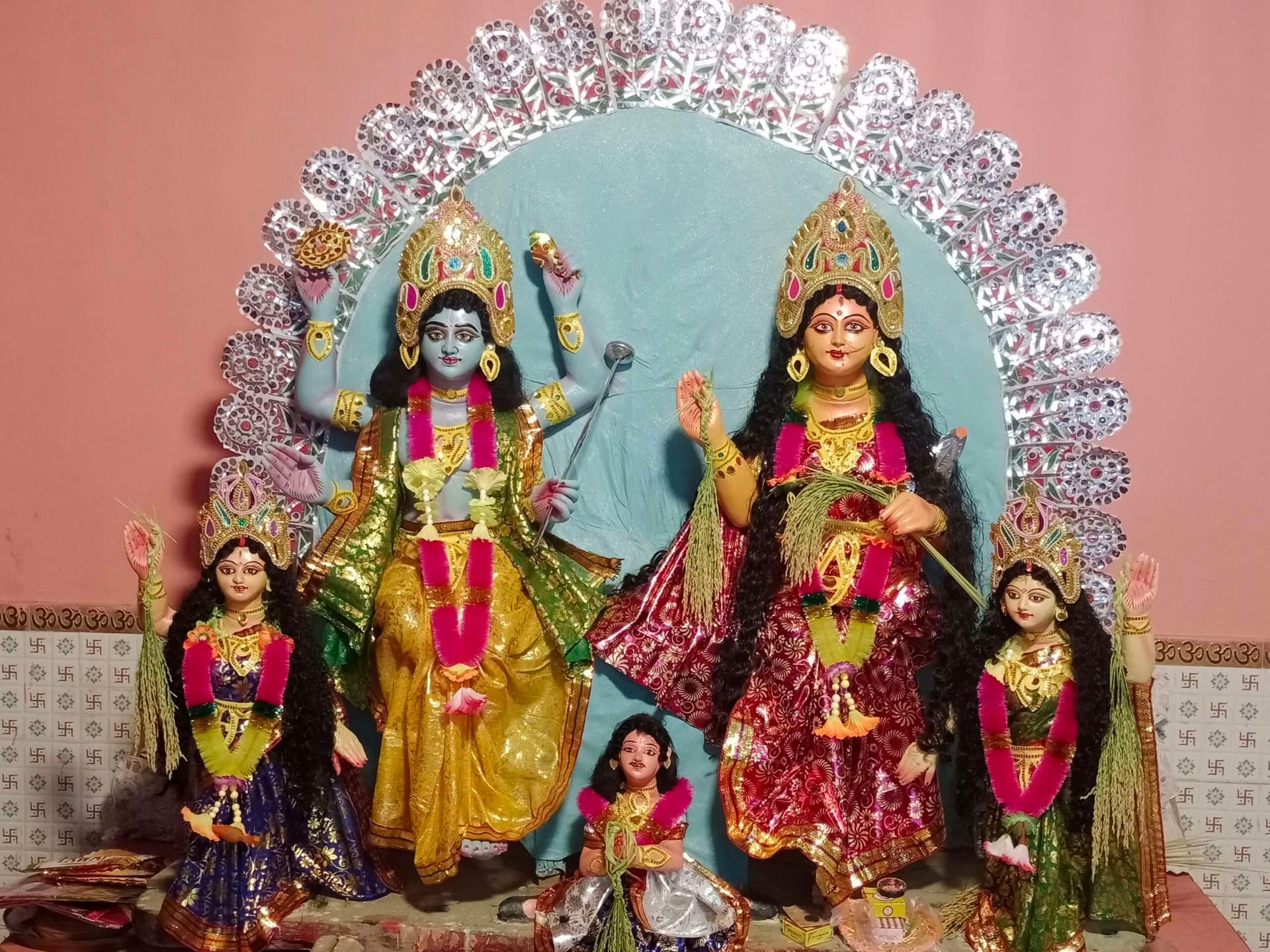 धन की देवी मां लक्खी की हुई आराधना