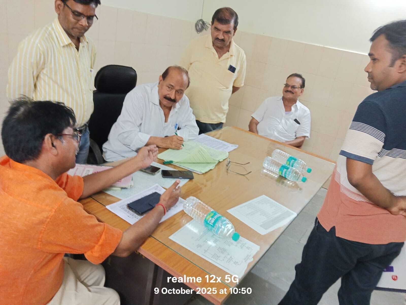 Deoghar news : सिविल सर्जन ने सीएचसी का किया निरीक्षण, अनुपस्थित छह कर्मियों की काटी हाजिरी