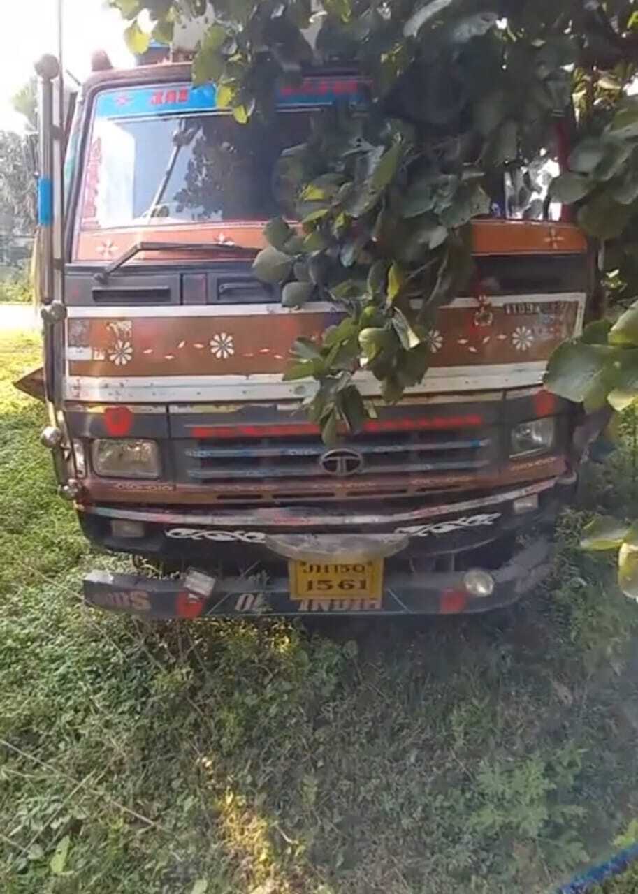 ट्रक के धक्के से टेम्पो चालक सहित दो बाइक सवार घायल