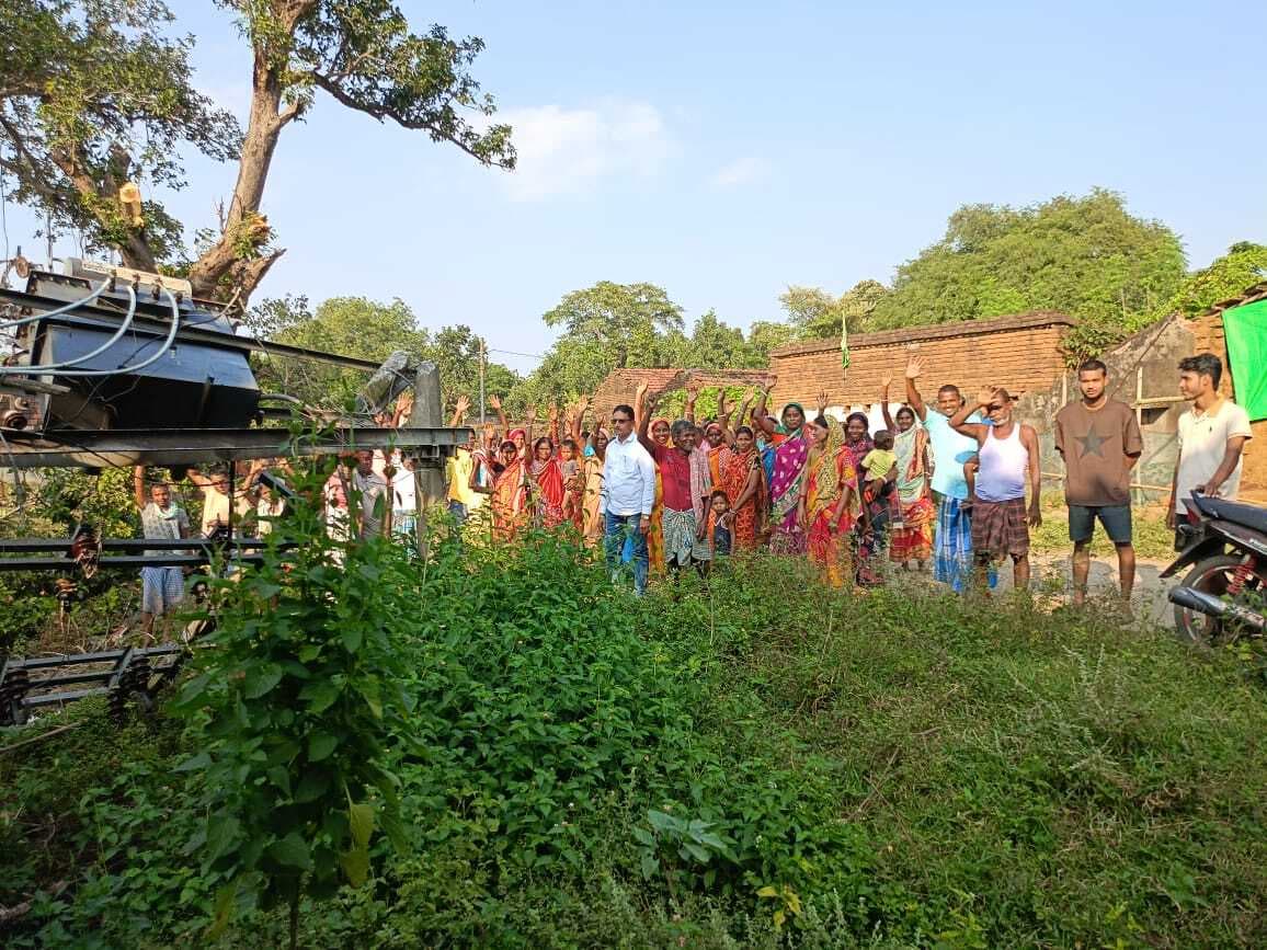 ट्रांसफॉर्मर पर गिरा पेड़, चंद्रदीपा में बिजली आपूर्ति ठप