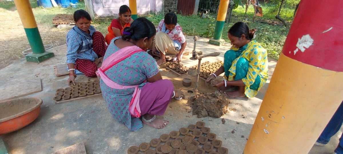 Ranchi News : रांची से बनारस तक जगमगायेंगे गोबर से बने दीये