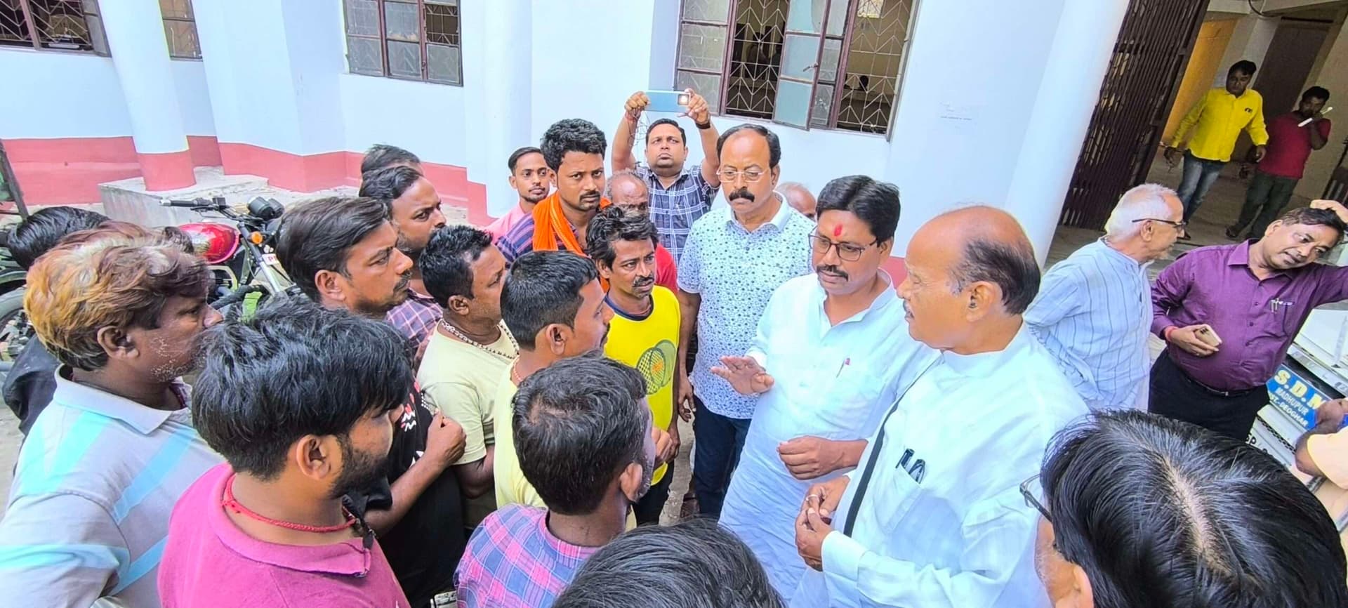 गांधी चौक से अतिक्रमण हटाने पर स्ट्रीट वेंडरों ने जताया विरोध