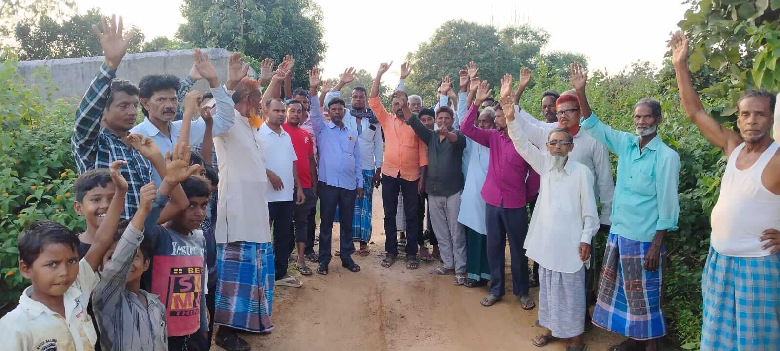 सड़क निर्माण को लेकर मुखिया ने ग्रामीणों के साथ की मंत्रणा
