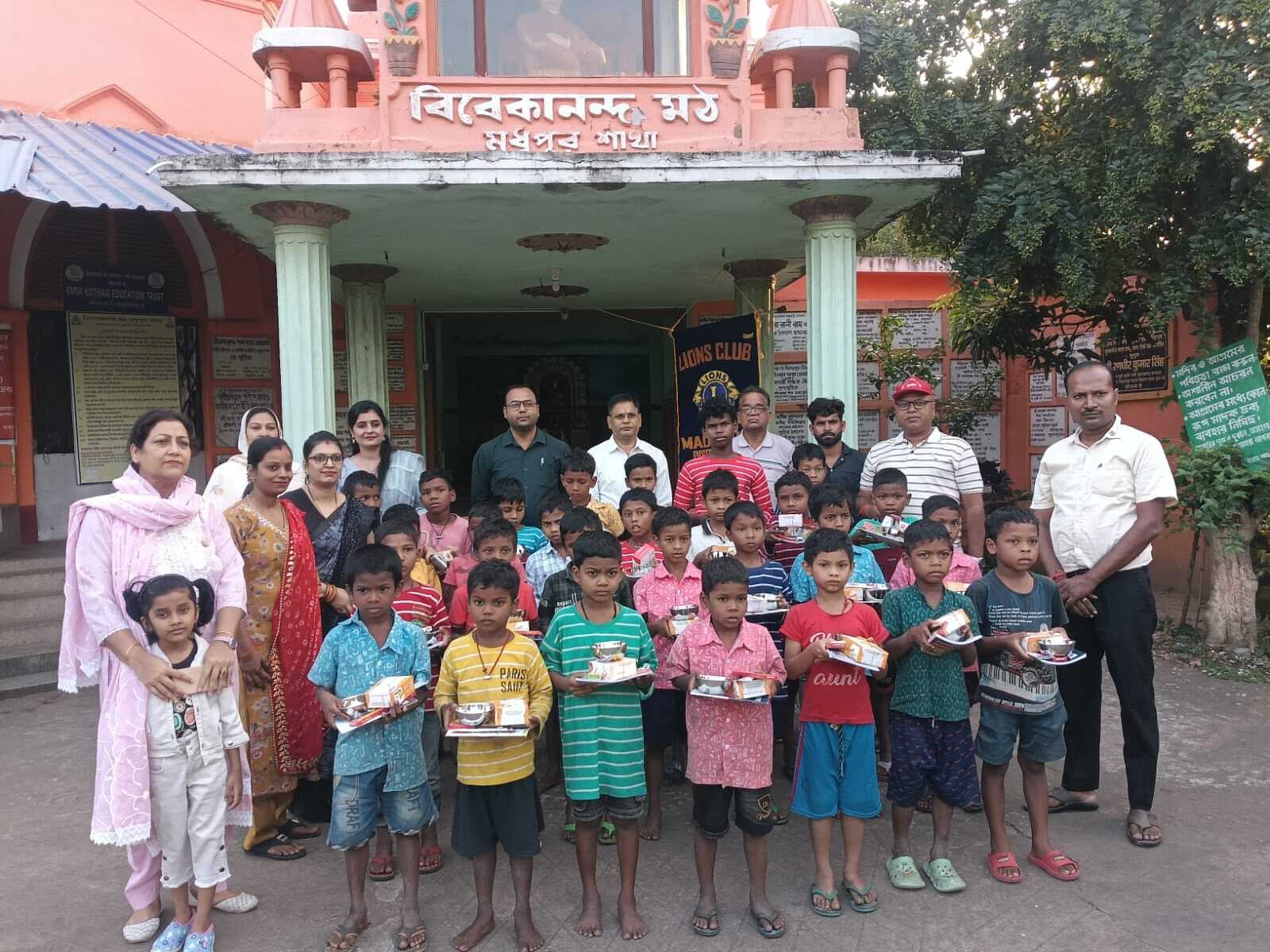 Deoghar news : विवेकानंद मठ में रहने वाले अनाथ बच्चों को लड्डू व पटाखे देकर बांटी खुशियां
