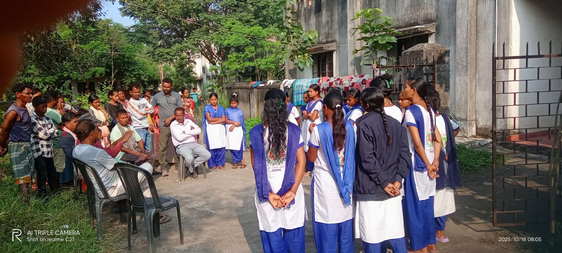 Chaibasa News : वार्डन की अनुमति बिना छात्राओं को मेला ले जाने पर अभिभावकों में आक्रोश