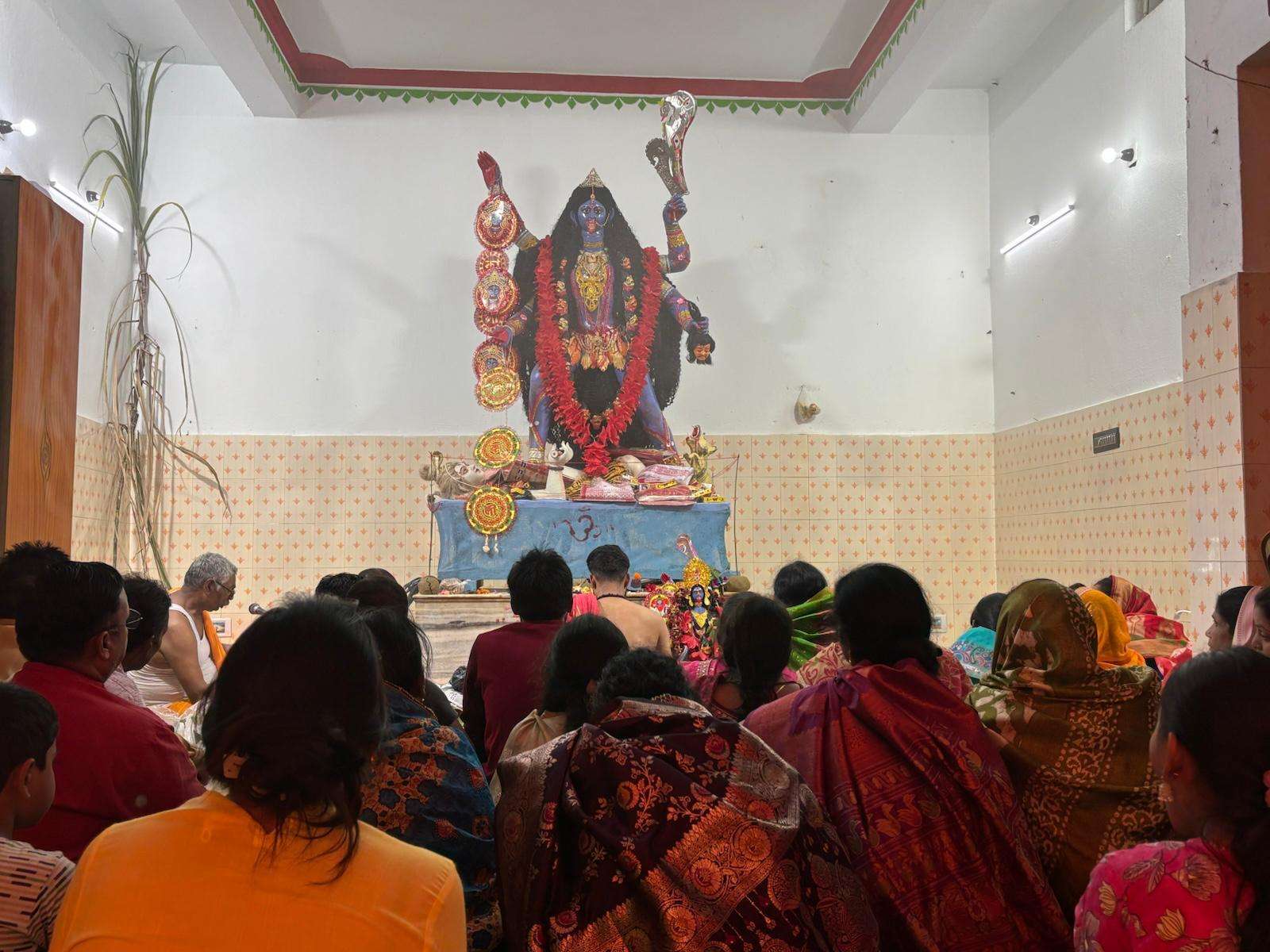 मां श्यामा काली मंदिर में धूमधाम से हुई मां काली की पूजा