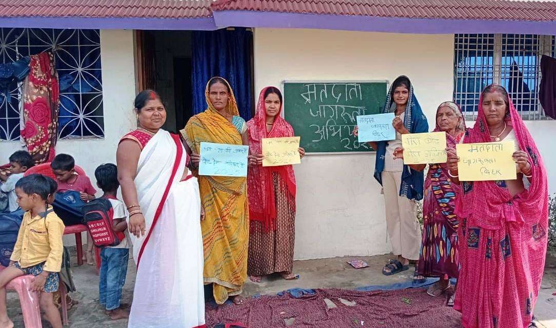 महिलाओं ने दिया संदेश – सारा काम छोड़ो, पहले अपने वोट दो