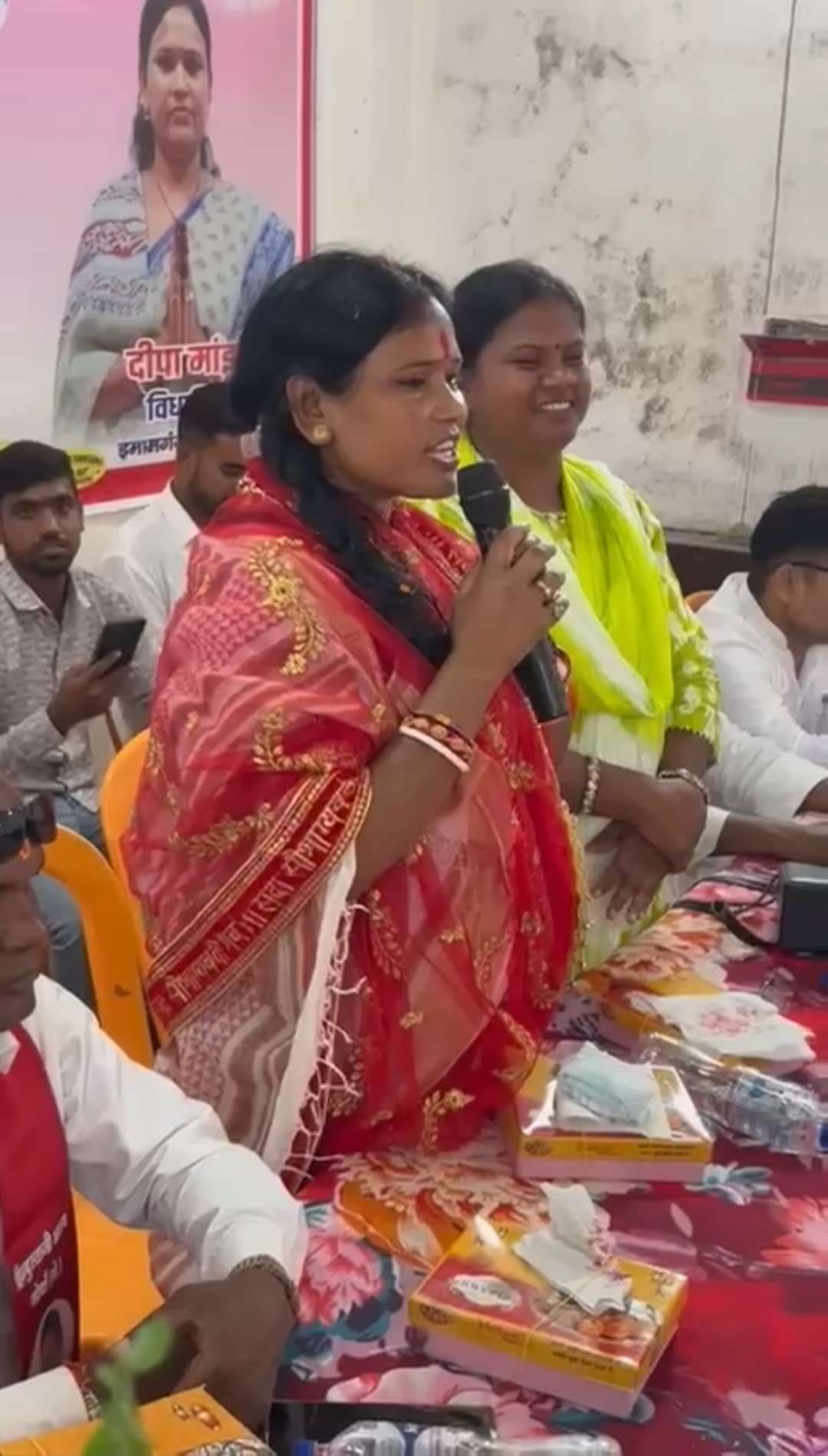 अपन गौऊआ के स्वर्ग बनइबै शहरिया न जैईबै लोक गीत गाकर चर्चा में आयी इमामगंज विधायक