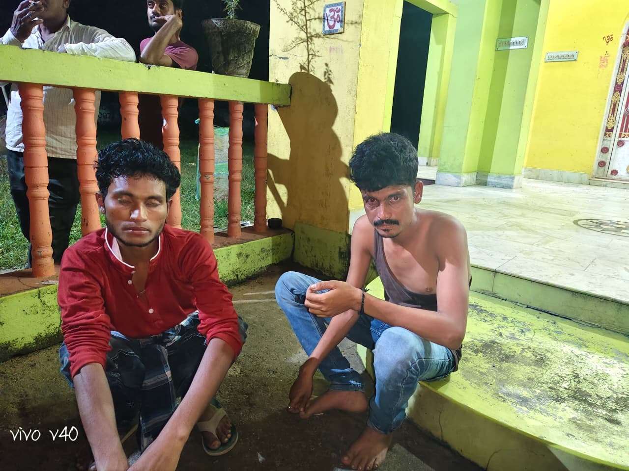 बोर्ड पैनल व पंप चोरी करते दो युवकों को ग्रामीणों ने दबोचा