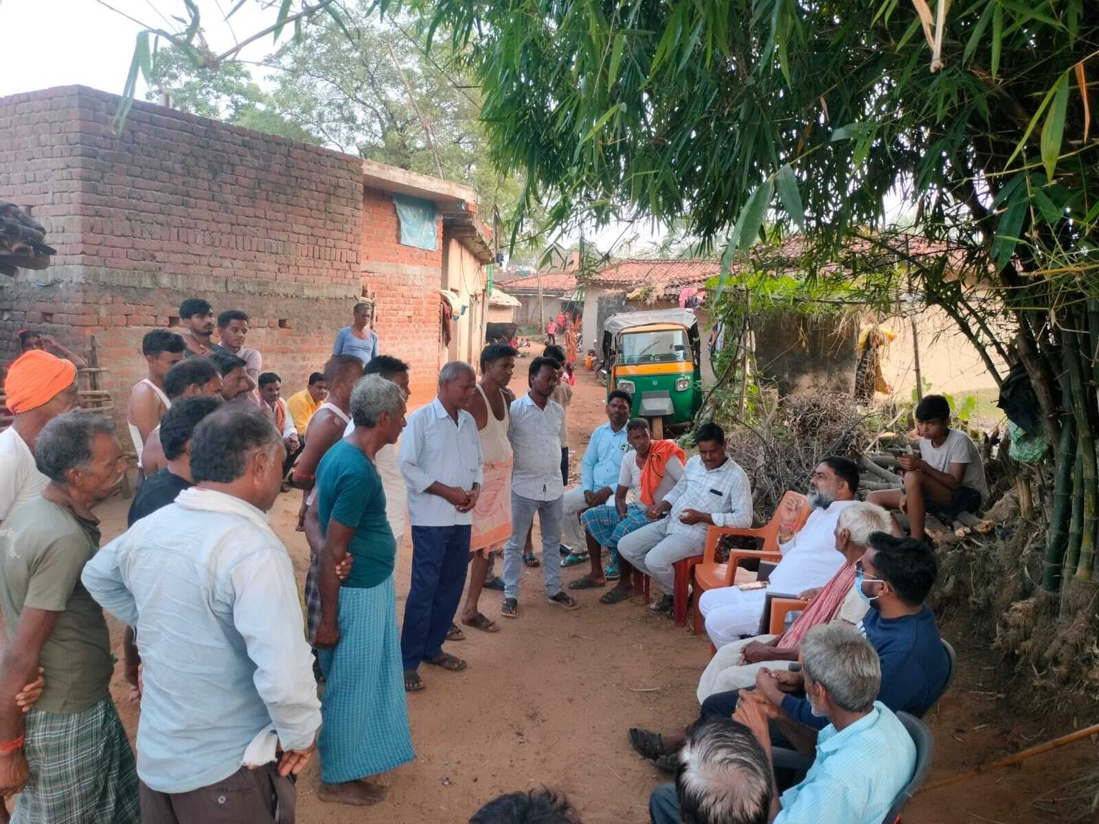 भाजपा नेता पहुंचे लोधना, ग्रामीणों से मिले