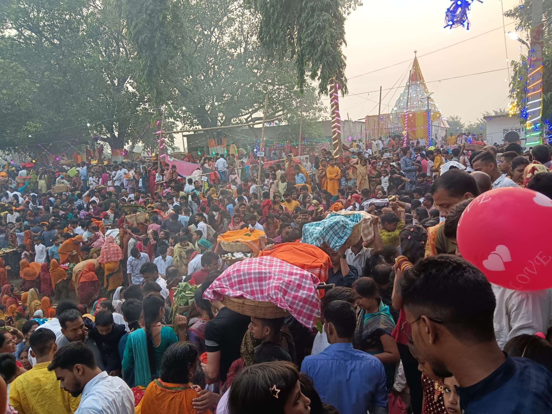 द्वापरकालीन हडिया सूर्य मंदिर में श्रद्धालुओं ने अर्घ देकर मांगी मन्नतें