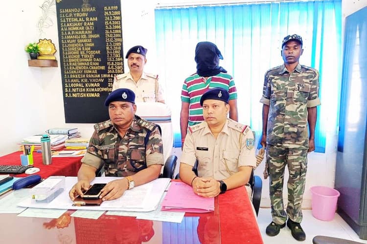 गुवा के उप-डाकपाल जनता की गाढ़ी कमाई से खेल रहे थे जुआ, 50 लाख रुपए के गबन मामले में गिरफ्तार