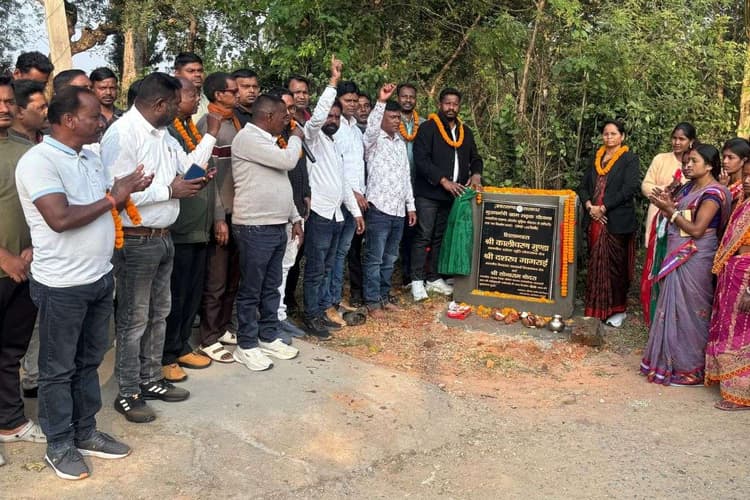 सरायकेला के गम्हरिया में ग्रामीण कनेक्टिविटी को बढ़ावा: विधायक दशरथ गागराई ने रखी दो सड़कों की नींव