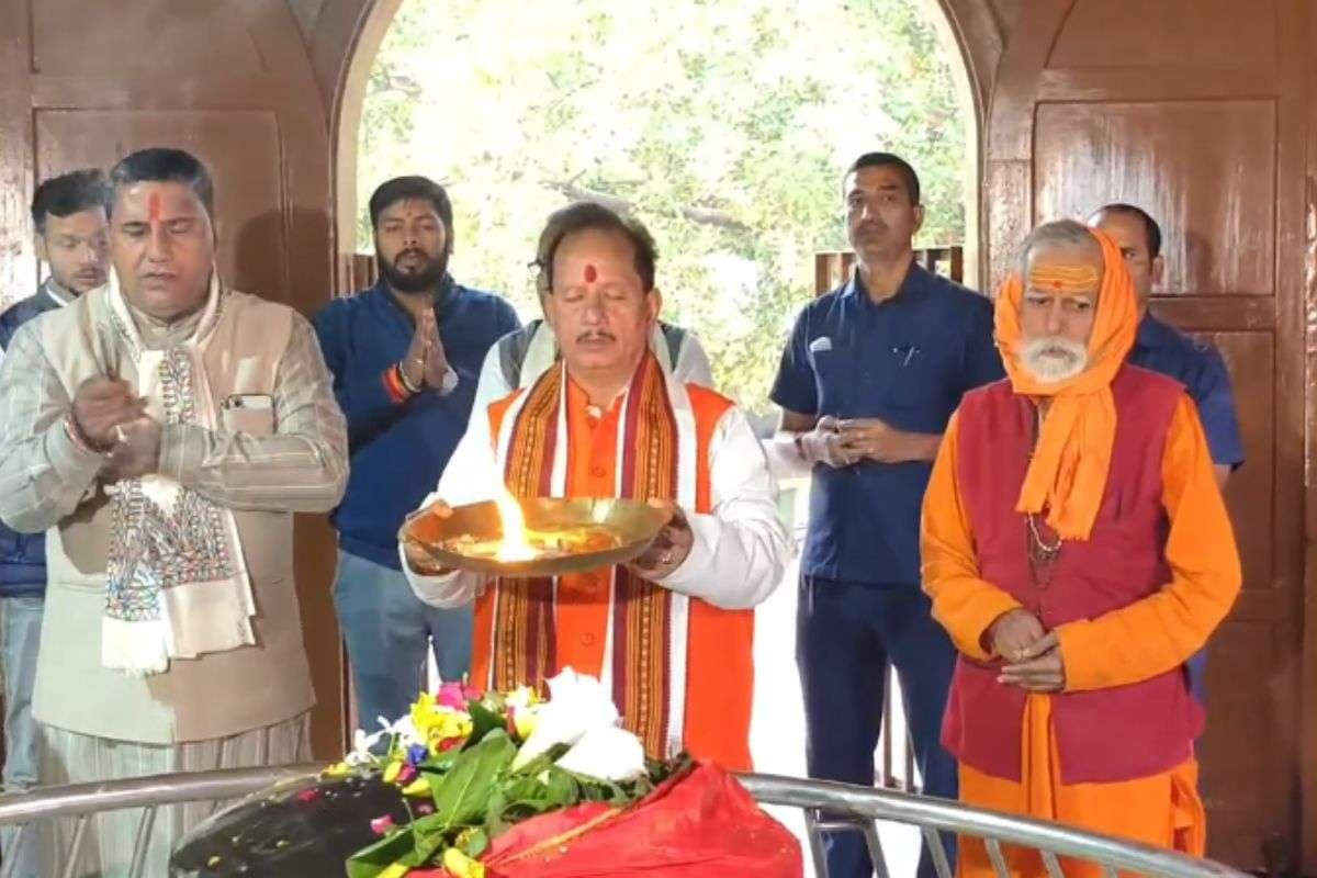 Deputy CM reached temple before counting of votes Deputy CM reached temple before counting of votes
