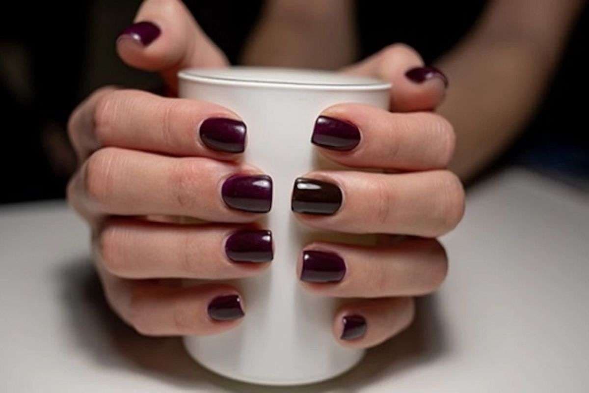 Give your hands a beautiful look in winter with nail paint Give your hands a beautiful look in winter with nail paint