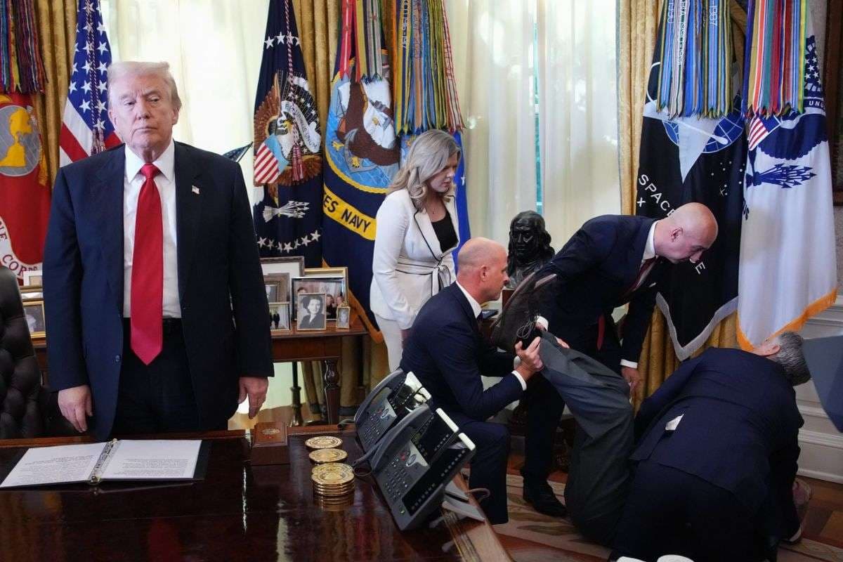 Guest faints during Donald Trump's Press Conference