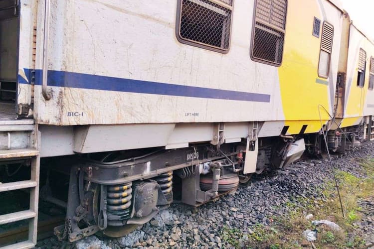 Trains Cancelled: दुमका में दुर्घटना के बाद 4 ट्रेनें रद्द, वंदे भारत समेत इन ट्रेनों को किया गया डायवर्ट