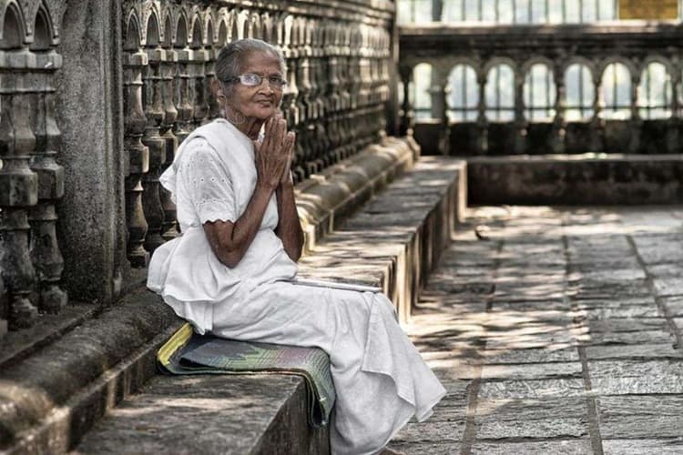 Temple Tradition: दर्शन के बाद मंदिर की पैड़ी पर क्यों बैठते थे हमारे बुजुर्ग?