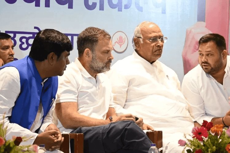 Bihar election 2025: कांग्रेस के ‘कमजोर स्ट्राइक रेट’ से महागठबंधन की राह मुश्किल! क्या कहता है चुनावी गणित?