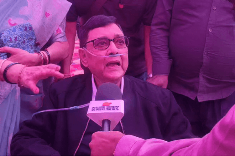 जज्बे को सलाम! 4 साल से ऑक्सीजन सपोर्ट पर थे डॉक्टर, व्हीलचेयर से पहुंचे बूथ और किया मतदान