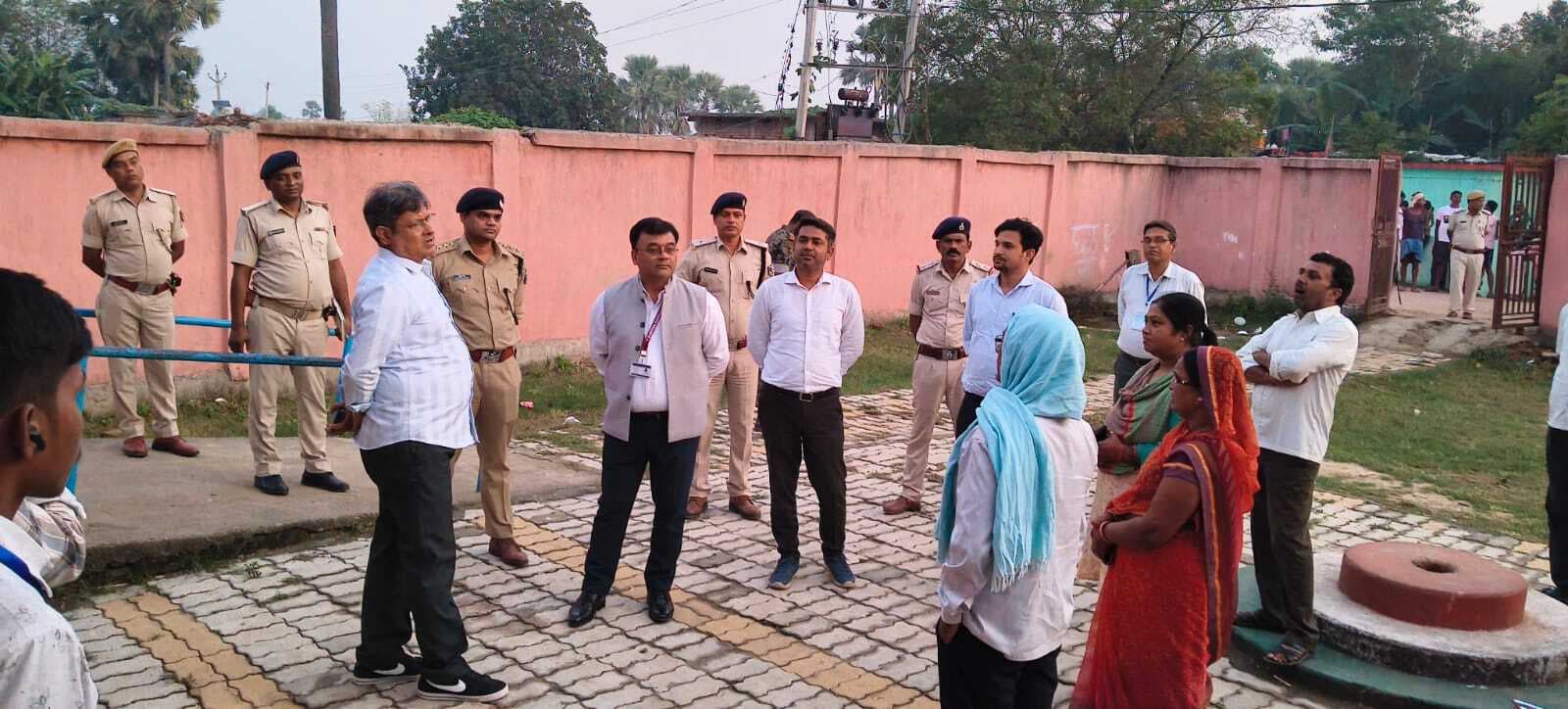 प्रेक्षकों की टीम पहुंची गुरुआ, कई बूथों का किया संयुक्त निरीक्षण