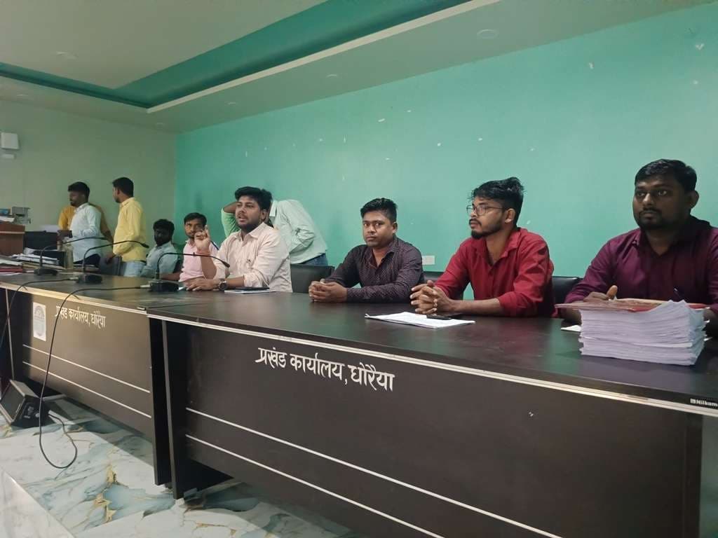 चुनाव के मद्देनजर आशा एवं आंगनबाड़ी सहायिकाओं की हुई बैठक
