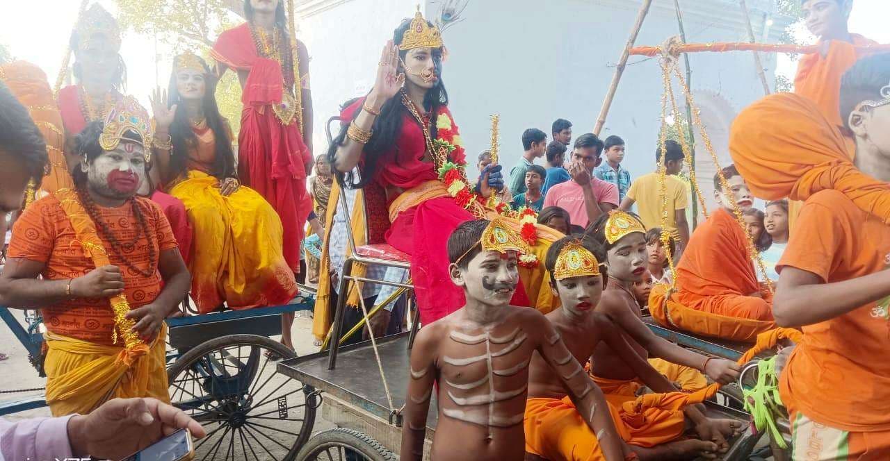 खिरियावां में निकली शोभायात्रा